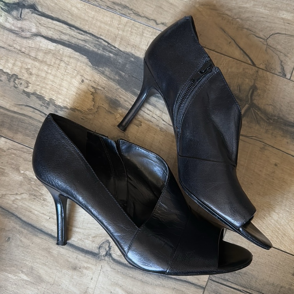 Nine West Black leather peep toe pumps